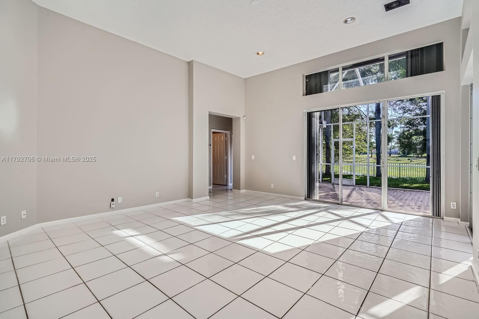 HOLLYWOOD LAKES COUNTRY C - Residential