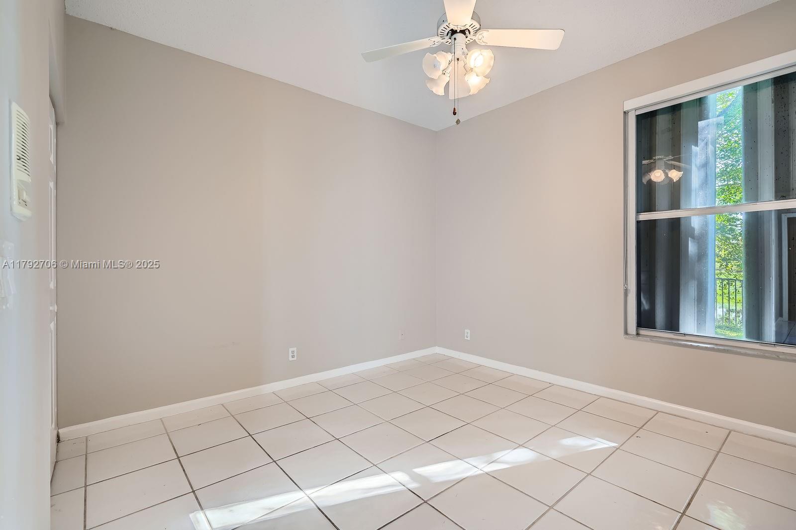 HOLLYWOOD LAKES COUNTRY C - Residential