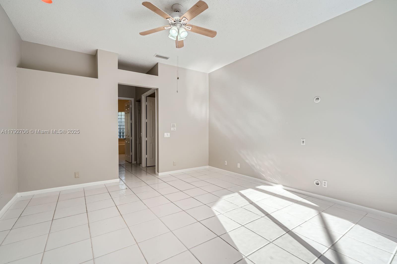 HOLLYWOOD LAKES COUNTRY C - Residential