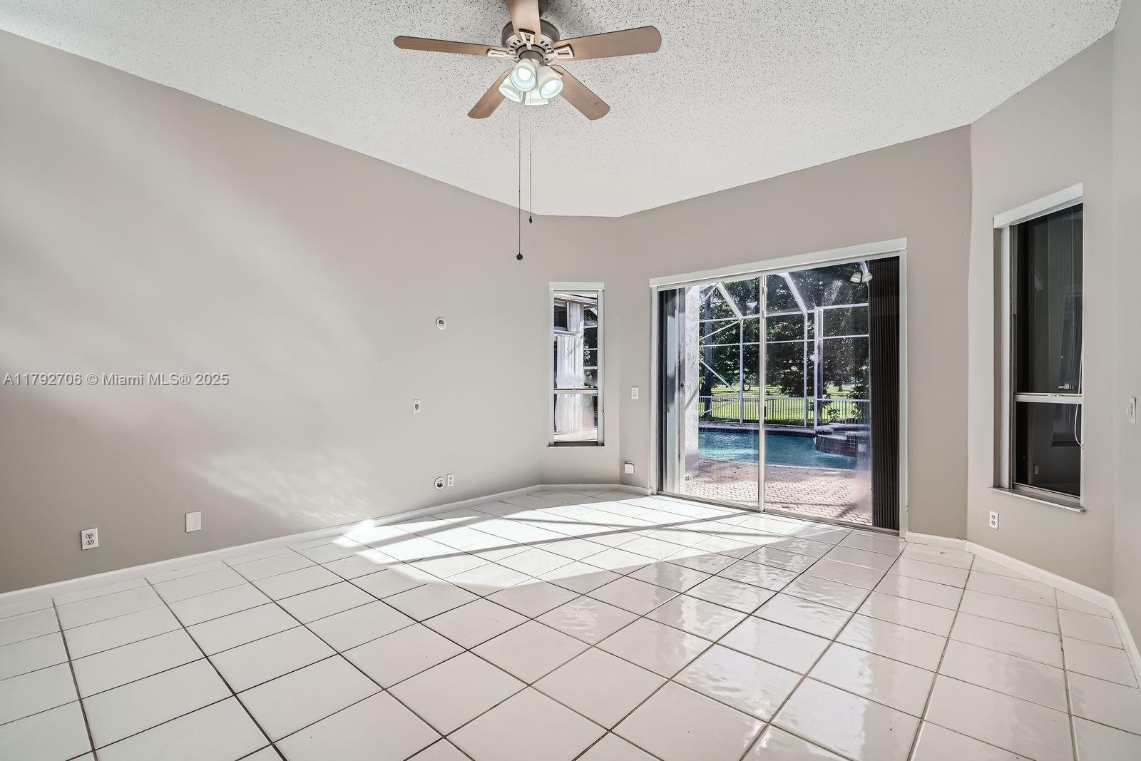 HOLLYWOOD LAKES COUNTRY C - Residential
