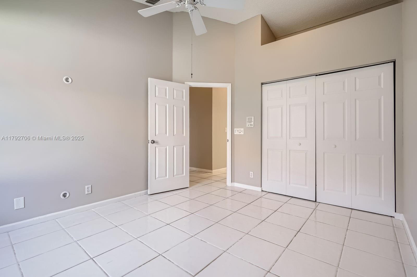 HOLLYWOOD LAKES COUNTRY C - Residential
