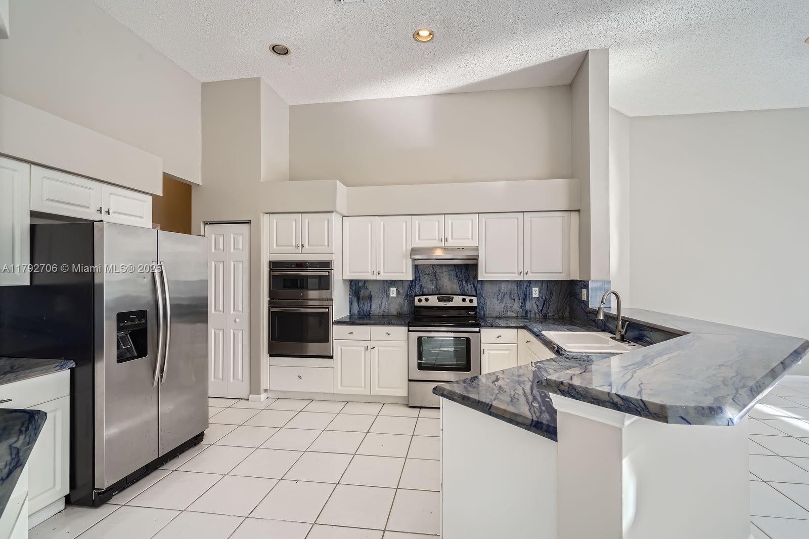 HOLLYWOOD LAKES COUNTRY C - Residential