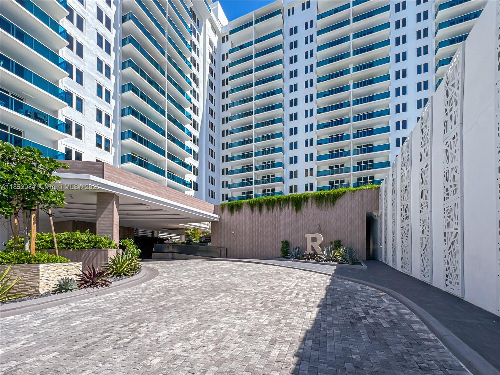 2301 Collins Ave 523