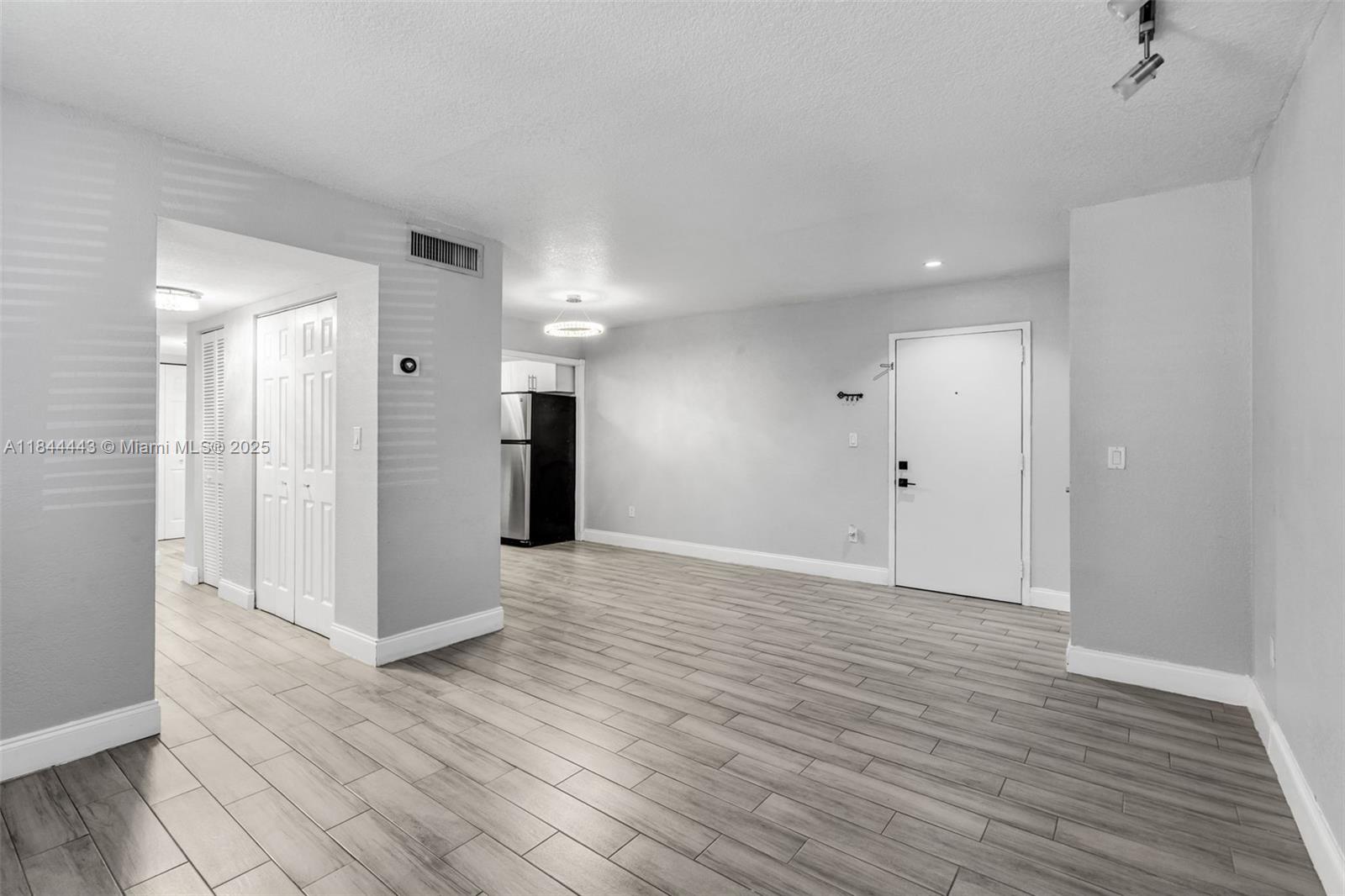 CAMBRIDGE CONDO - Residential