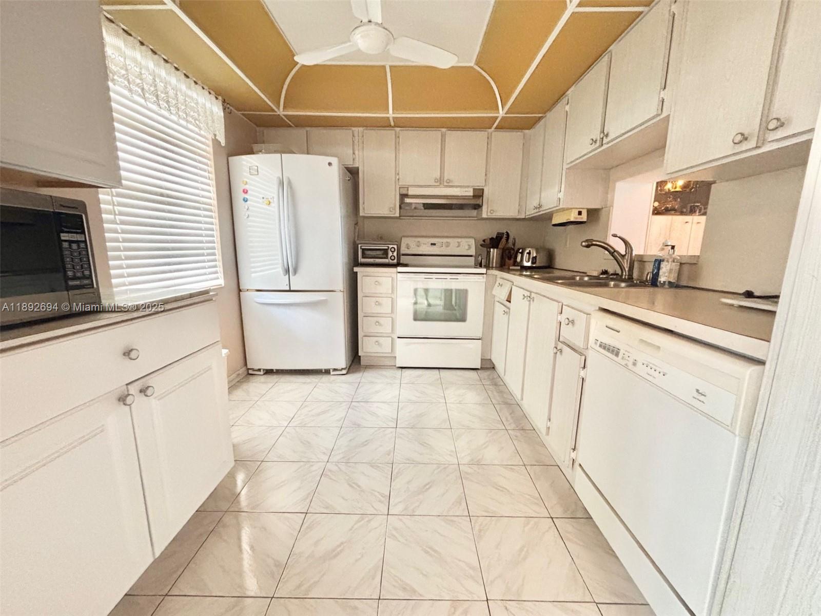 MEADOWBROOK LAKES VIEW CO - Residential
