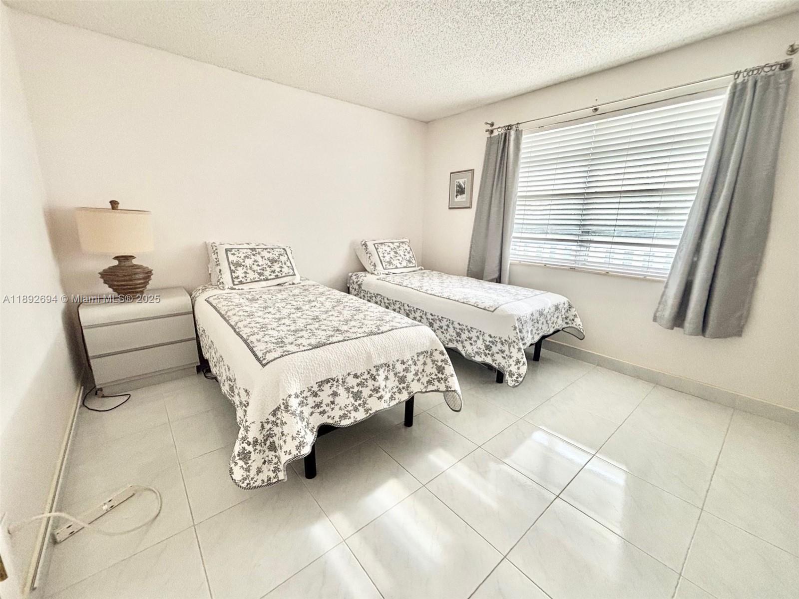 MEADOWBROOK LAKES VIEW CO - Residential