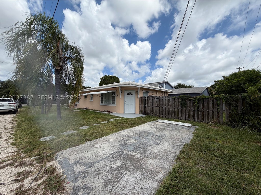 Photo of 405 SE 23rd St #1, Fort Lauderdale, FL 33316 (MLS # A12037387)