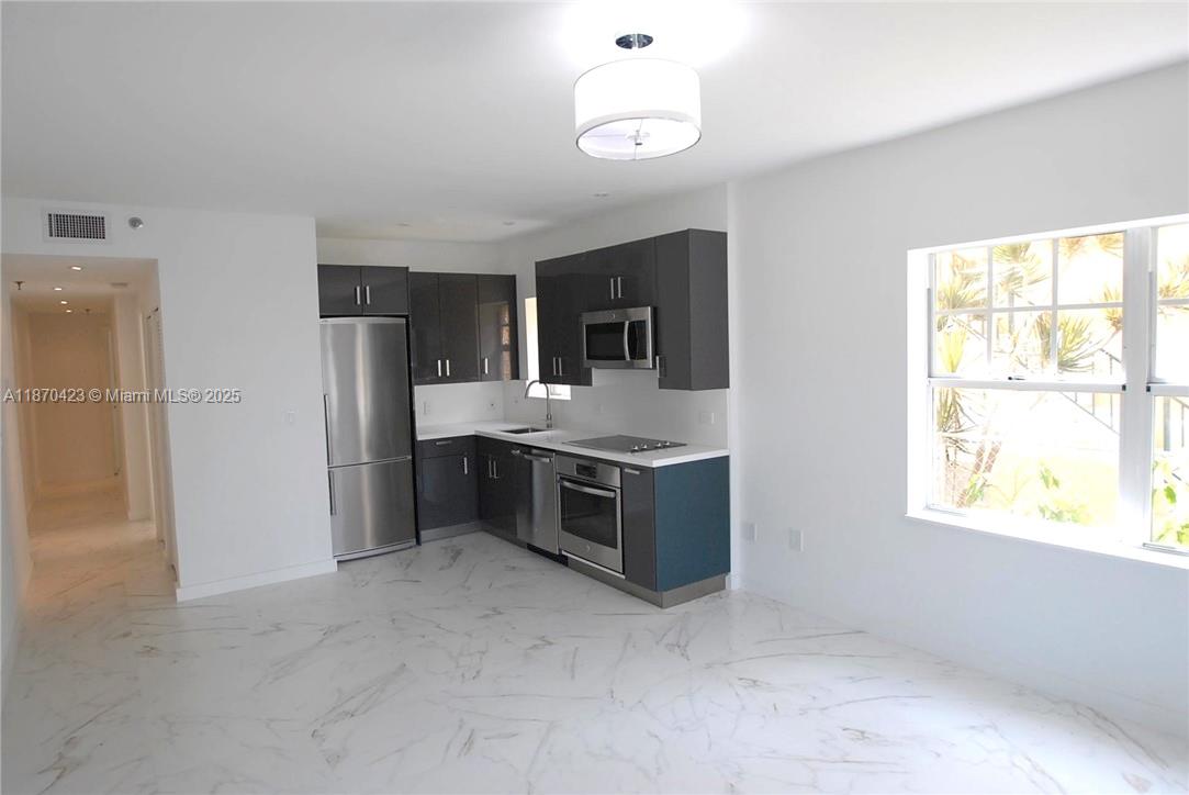 Beautiful remodeled 2 Bedroom / 1 Bathroom apartment, modern style, rented unfurnished. Washer and Dryer in the unit, SS appliances, central A/C. Charming and quiet building in the heart of SoBe. Great Location, just few blocks to the Ocean and to Lincoln Rd. Available from NOW! Only LONG TERM!
