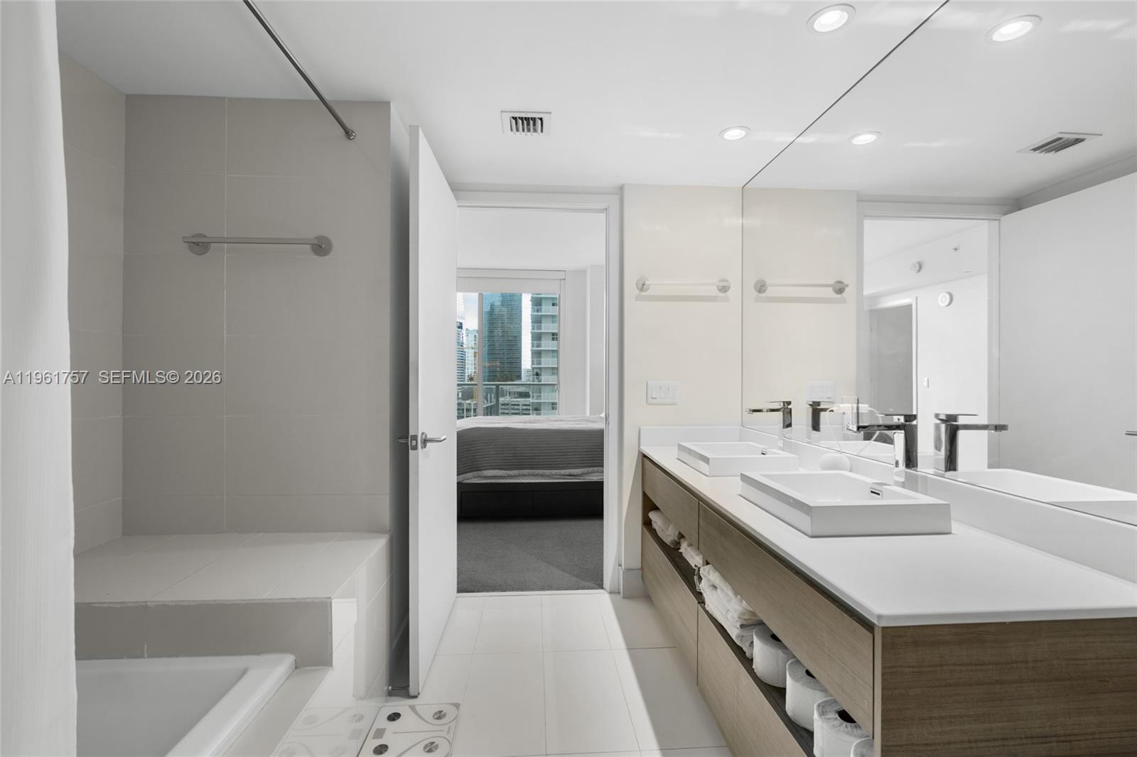 1100 MILLECENTO RESIDENCE - Residential