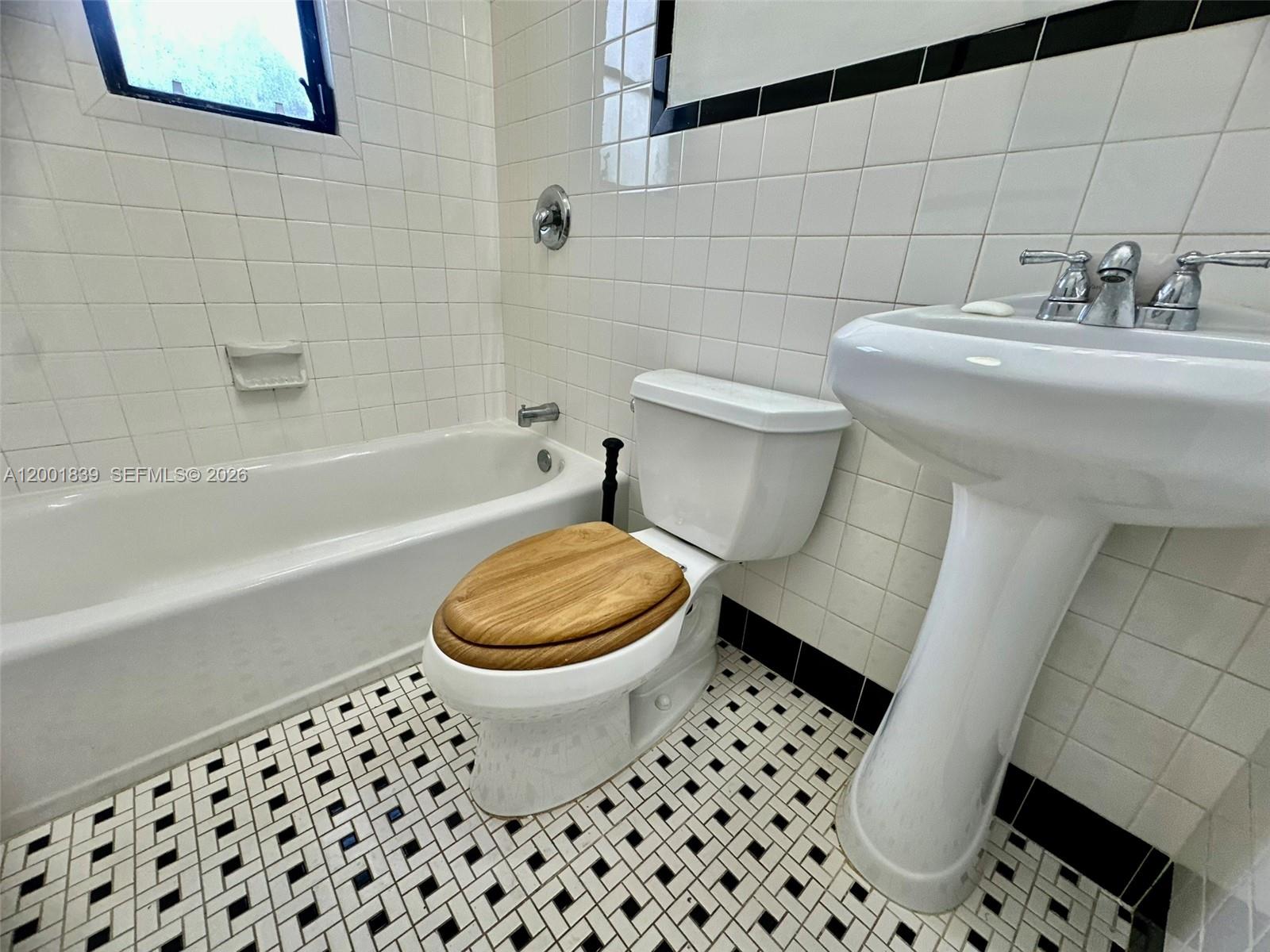 CORAL GABLES C C SEC 3 - Residential Lease