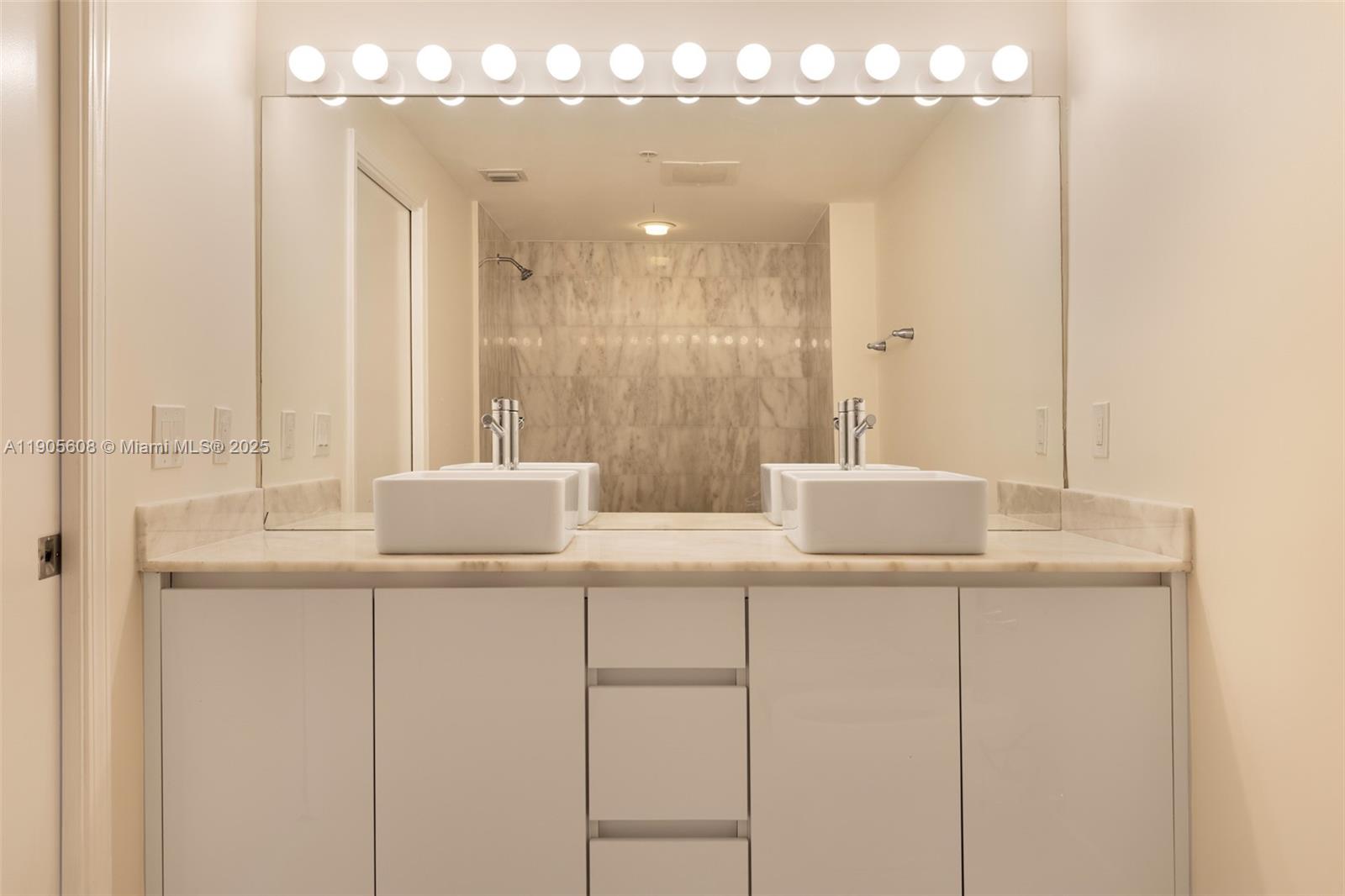 BLUE CONDO - Residential