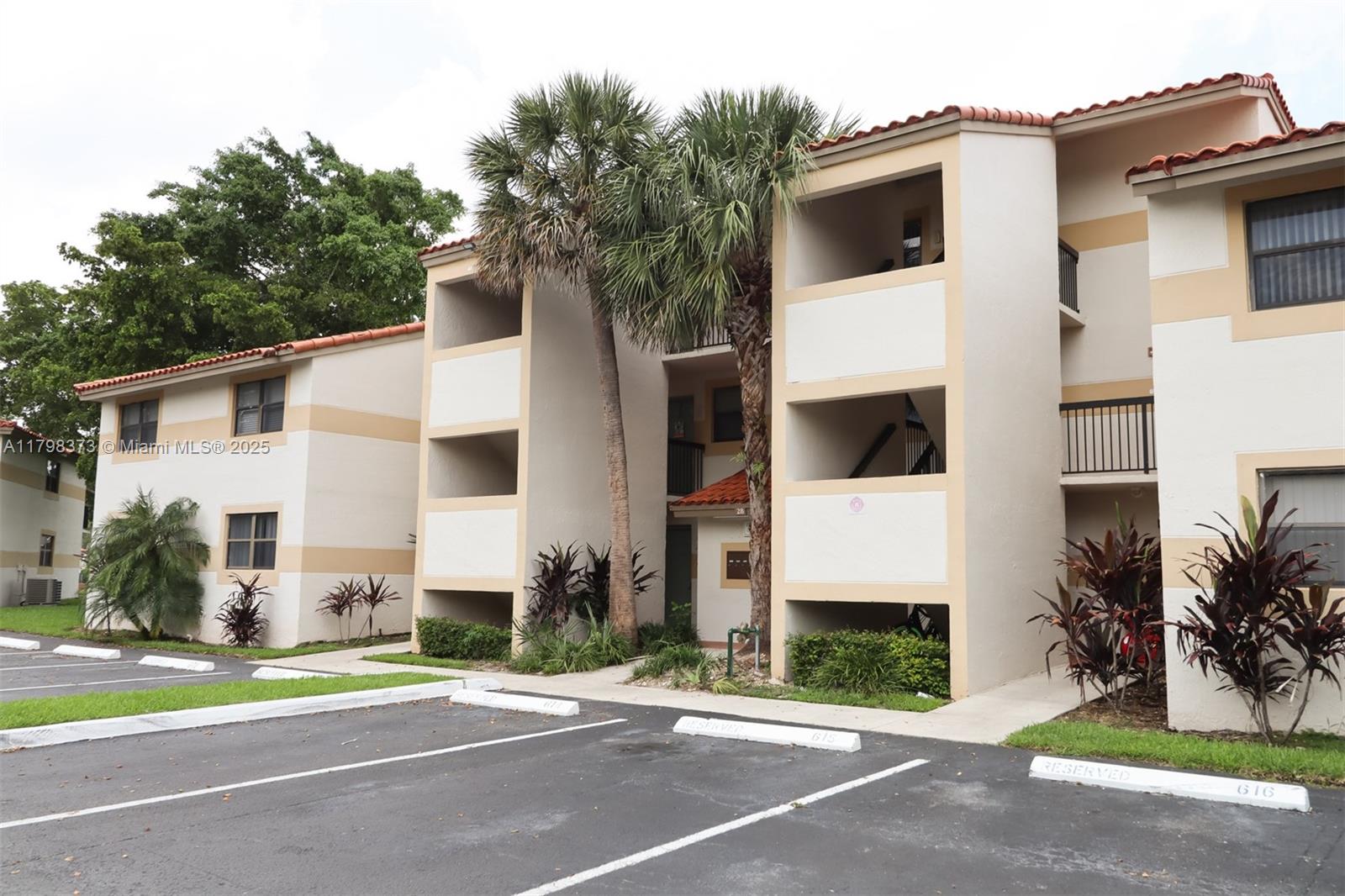Rental Property at 9779 Nob Hill Ct 9779, Sunrise, Miami-Dade County, Florida - Bedrooms: 1 
Bathrooms: 1  - $1,750 MO.