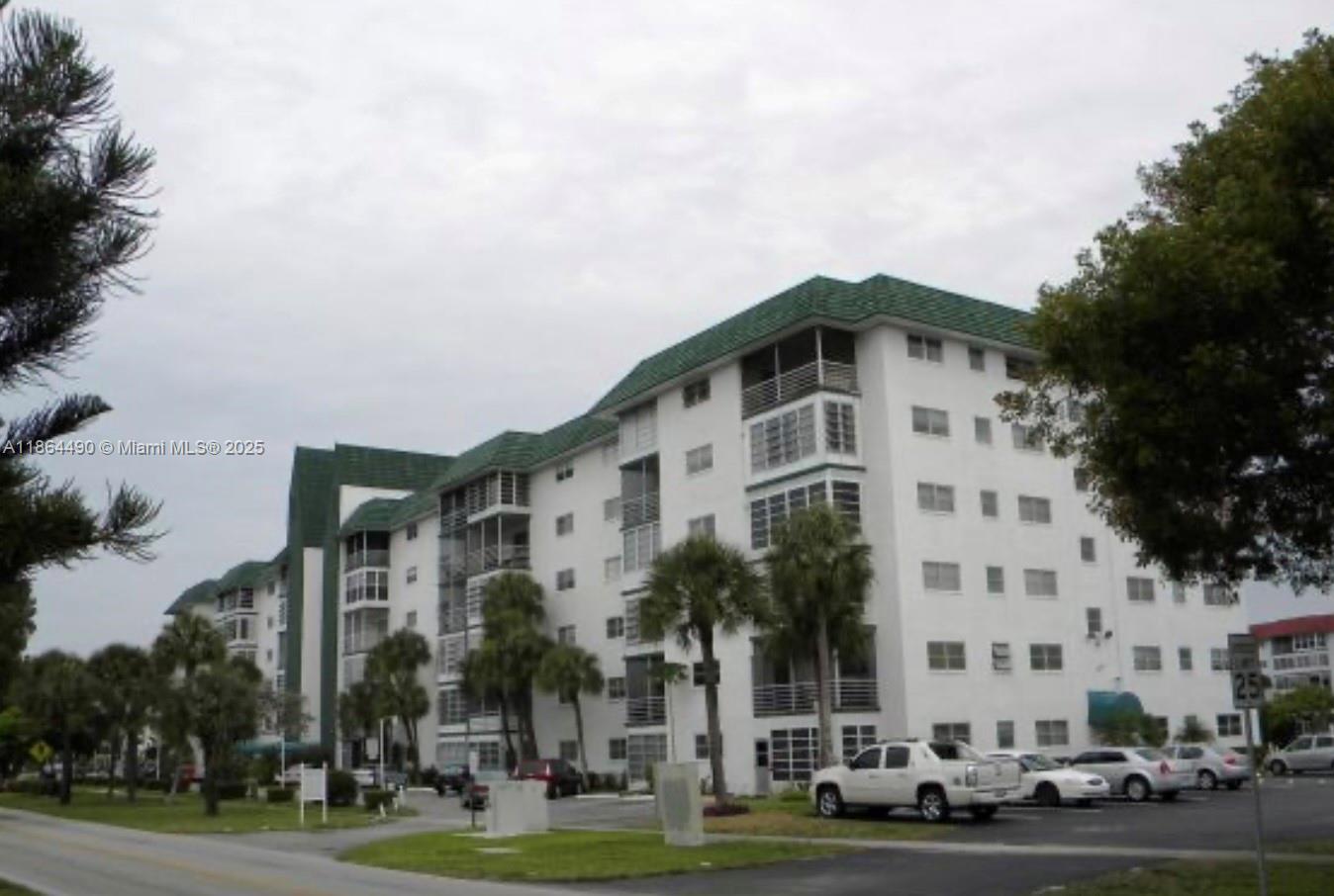 Spacious 1-bedroom, 1.5 bath condo with new appliances, flooring and paint. In the vibrant, 55-plus Castle Gardens community with resort-style amenities including 3 pools, clubhouse, bowling, gym and sauna. Minutes away from local shops, restaurants, parks, hospitals.
