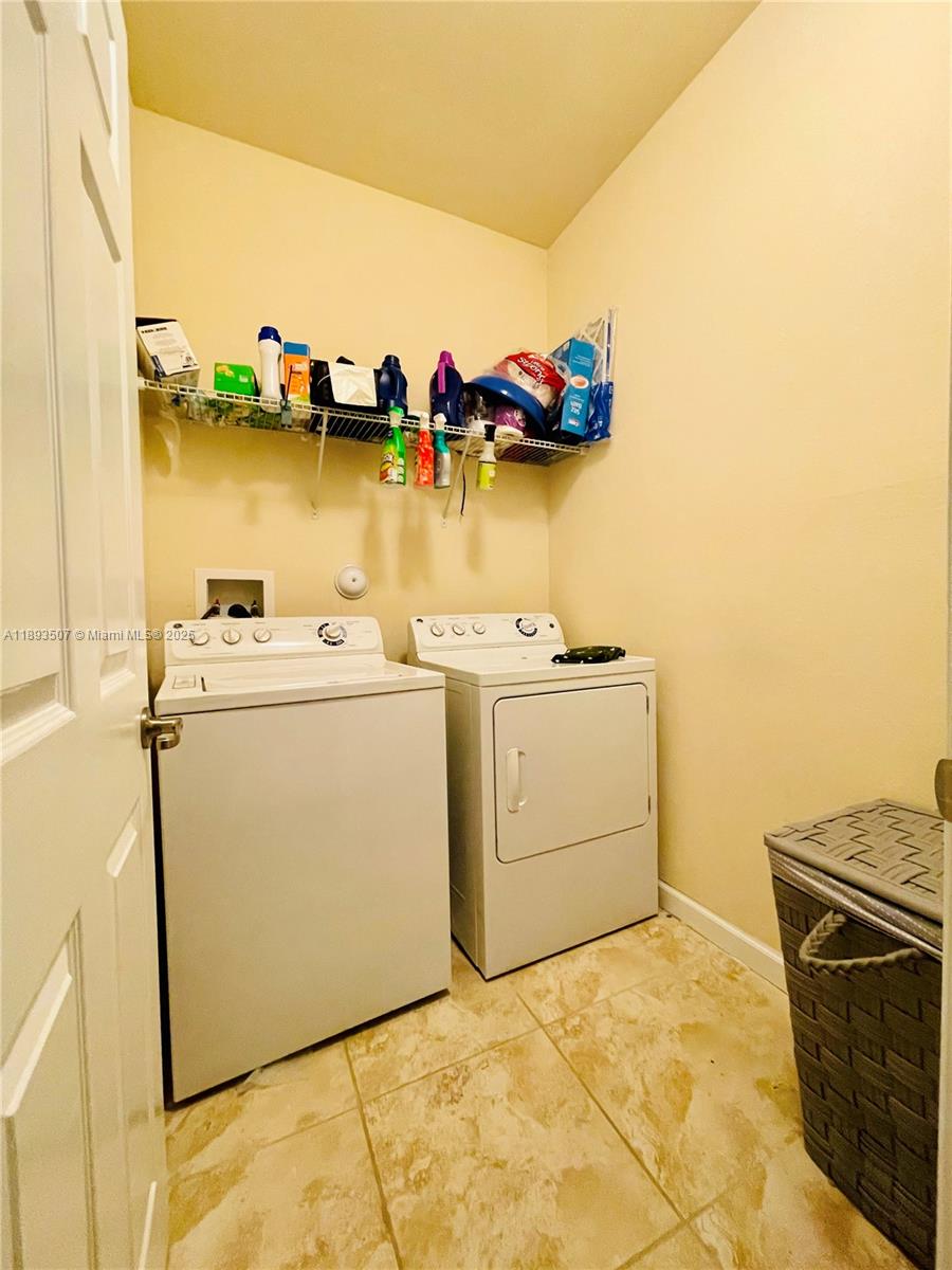 KENDALL COMMONS TOWNHOMES - Residential Lease