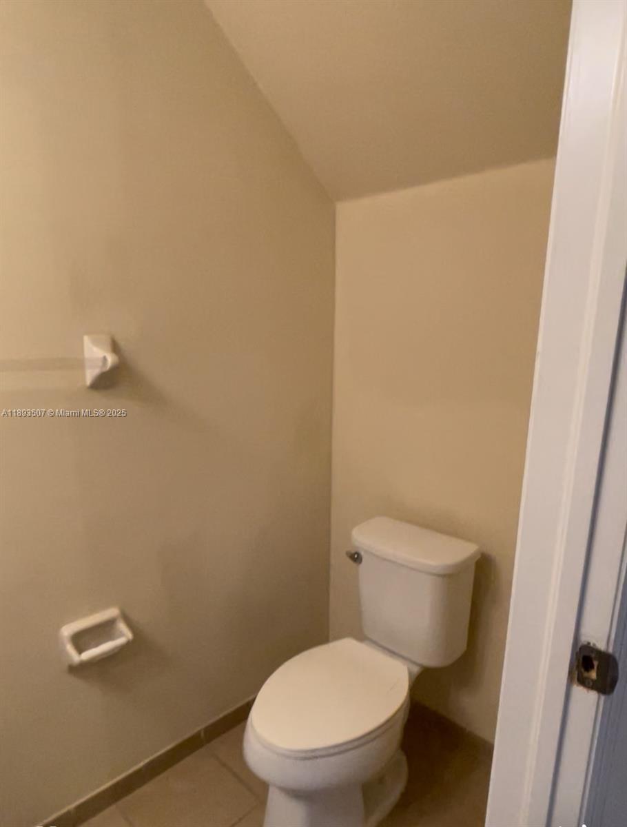 KENDALL COMMONS TOWNHOMES - Residential Lease