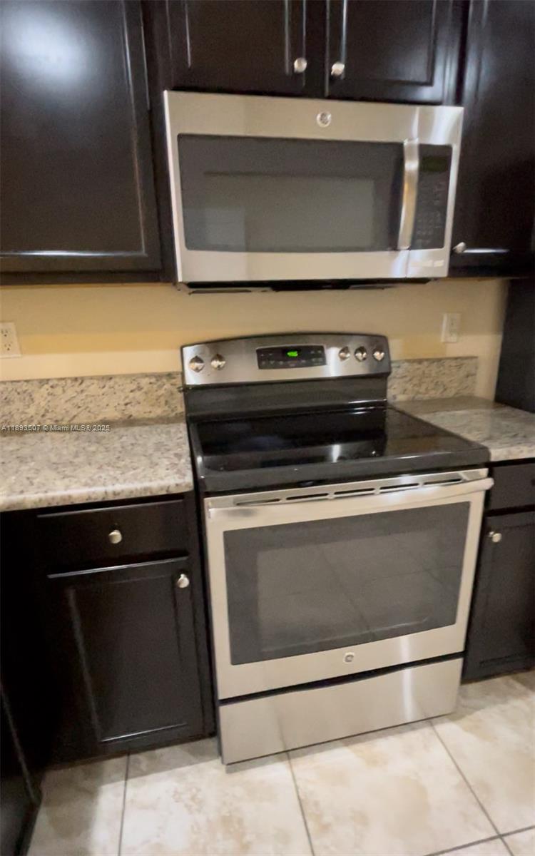 KENDALL COMMONS TOWNHOMES - Residential Lease