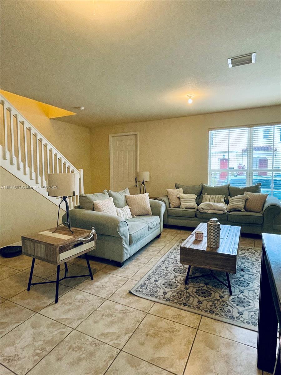 KENDALL COMMONS TOWNHOMES - Residential Lease