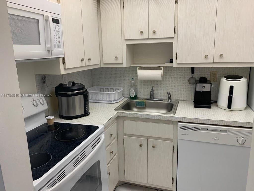 2899 Collins Ave 1738