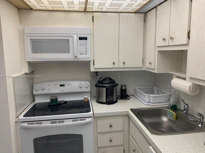 2899 Collins Ave 1738