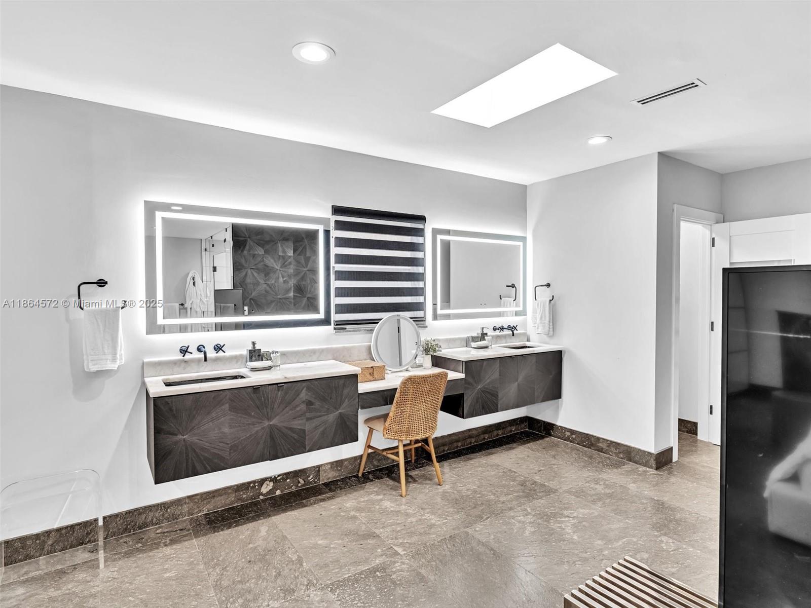 HOLLYWOOD LAKES SECTION - Residential Lease