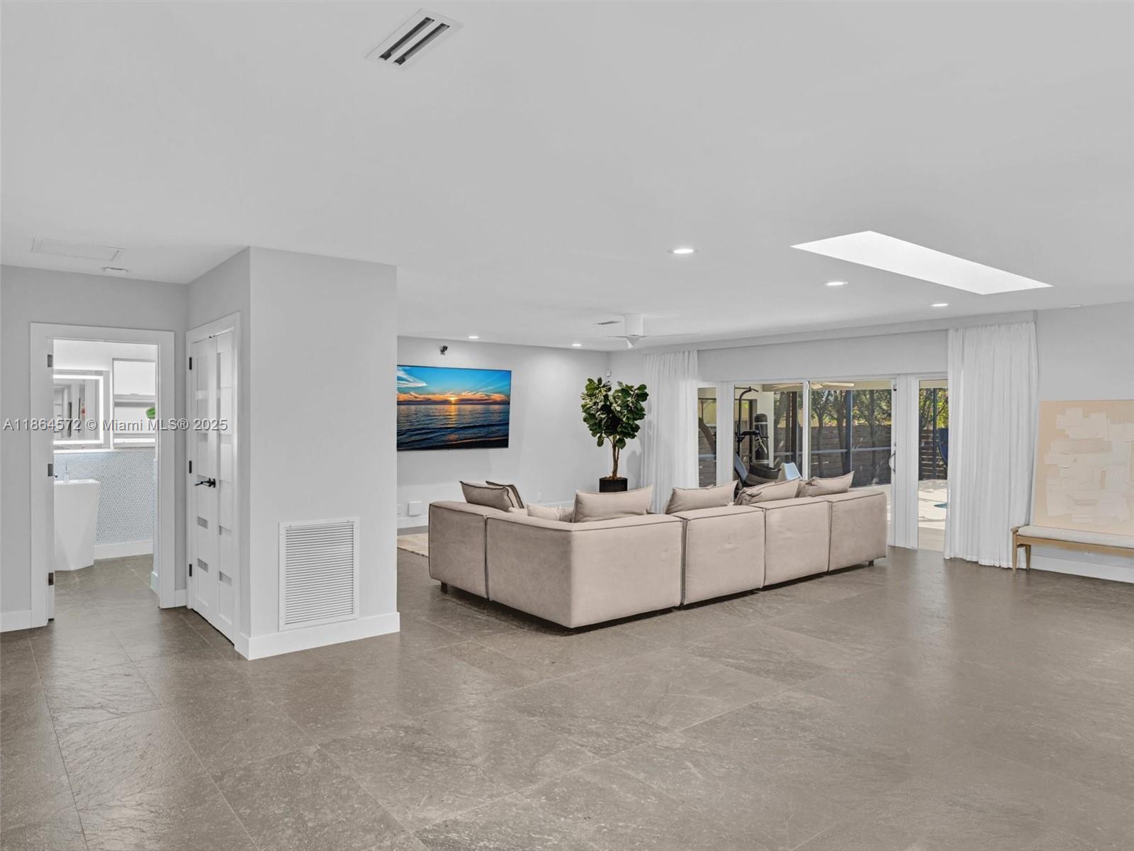 HOLLYWOOD LAKES SECTION - Residential Lease