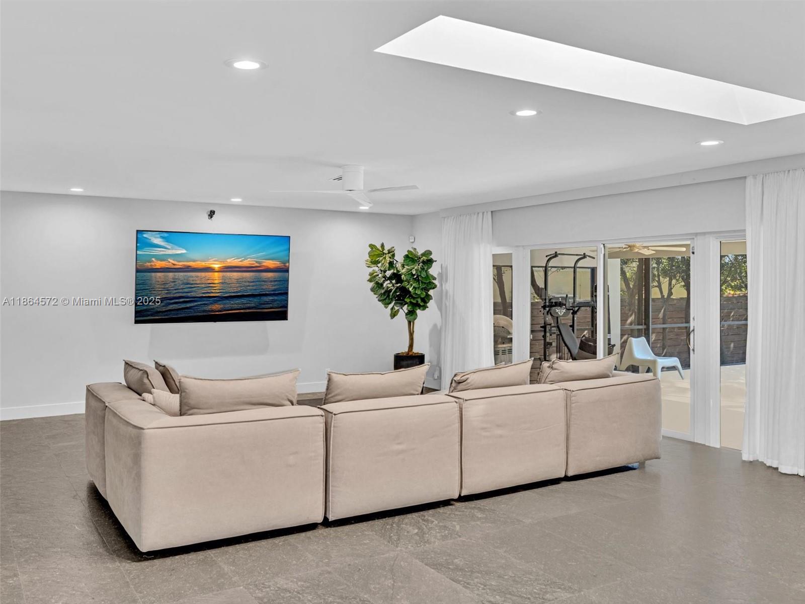 HOLLYWOOD LAKES SECTION - Residential Lease