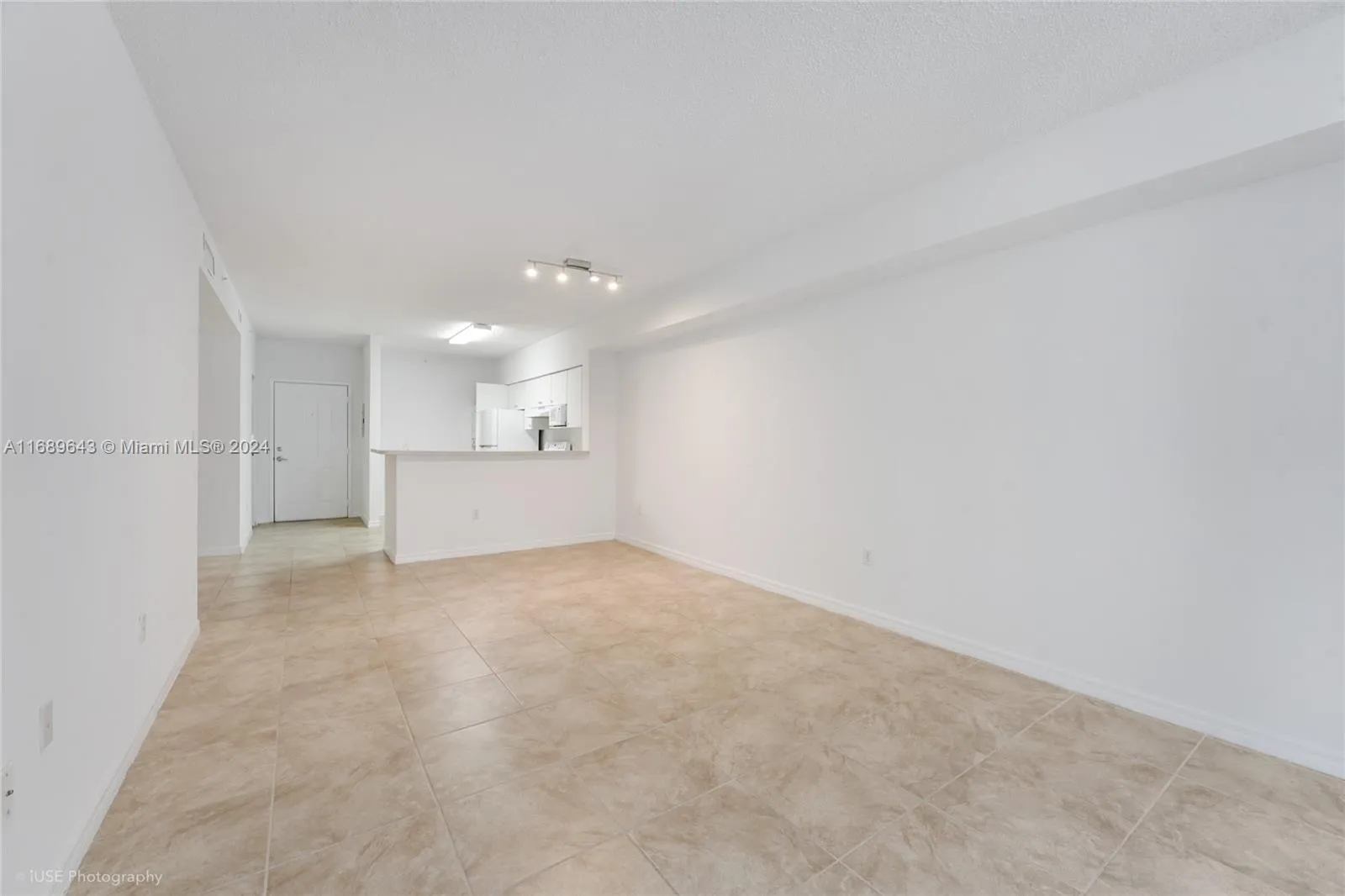 Miami, Florida 33126, United States, 2 Bedrooms Bedrooms, ,1 BathroomBathrooms,Residential,Pending,34459