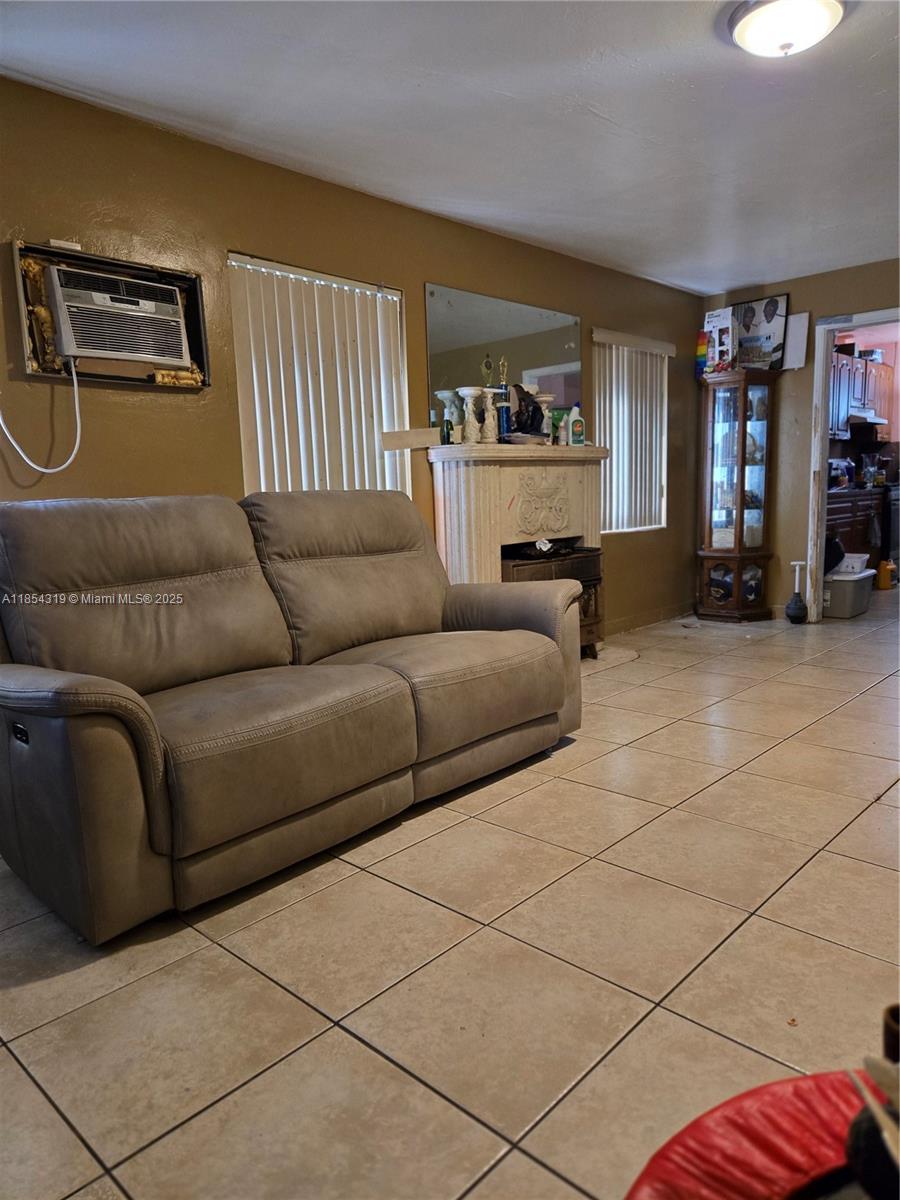 Discover your new home in the heart of the Magic City! This charming 2-bedroom, 1-bathroom house in Miami is the perfect blend of comfort and convenience. Location is everything, and this home delivers. You'll be just minutes away from essential amenities, including grocery stores, a variety of restaurants, and bustling strip malls. With everything you need close by, you can spend less time commuting and more time enjoying the Miami lifestyle.
Don't miss out on this opportunity to make this house your home!