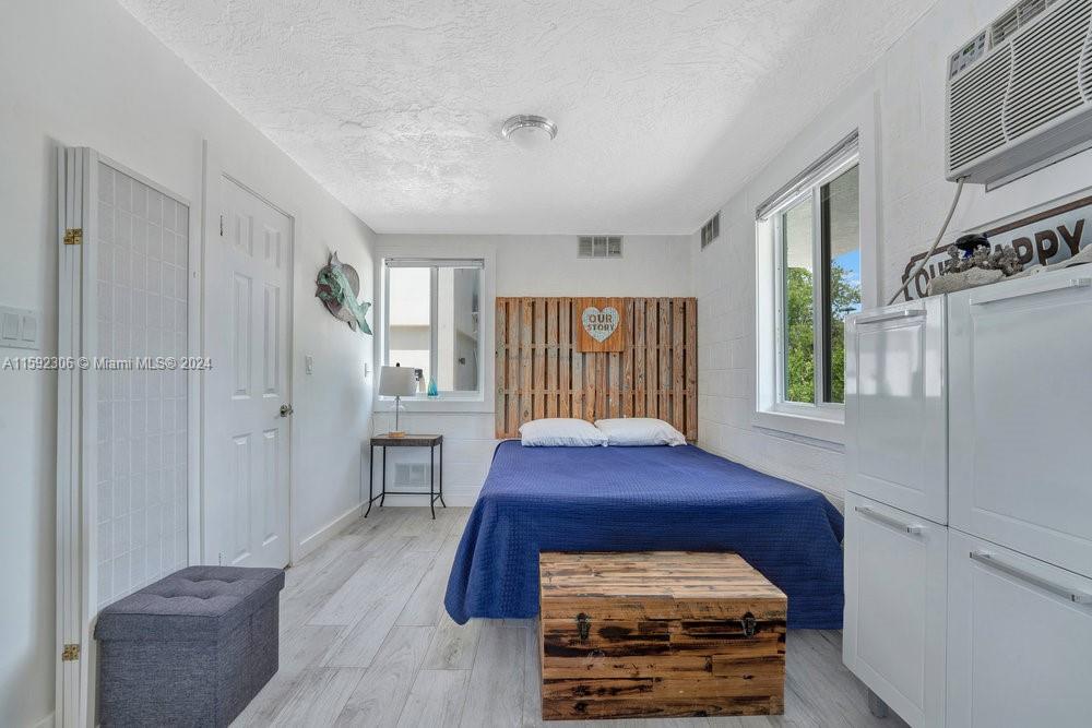 LARGO BEACH - Residential Lease