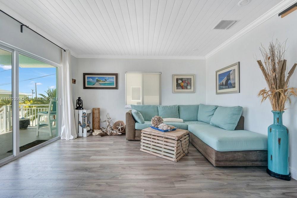 LARGO BEACH - Residential Lease