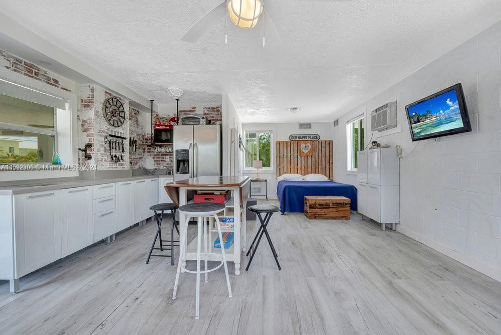 LARGO BEACH - Residential Lease