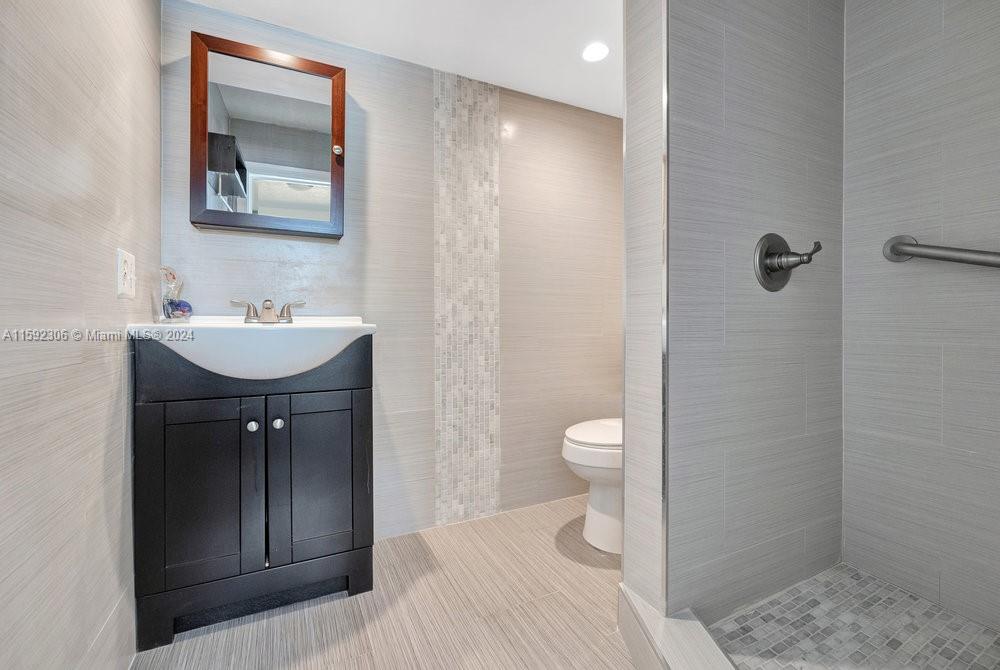 LARGO BEACH - Residential Lease