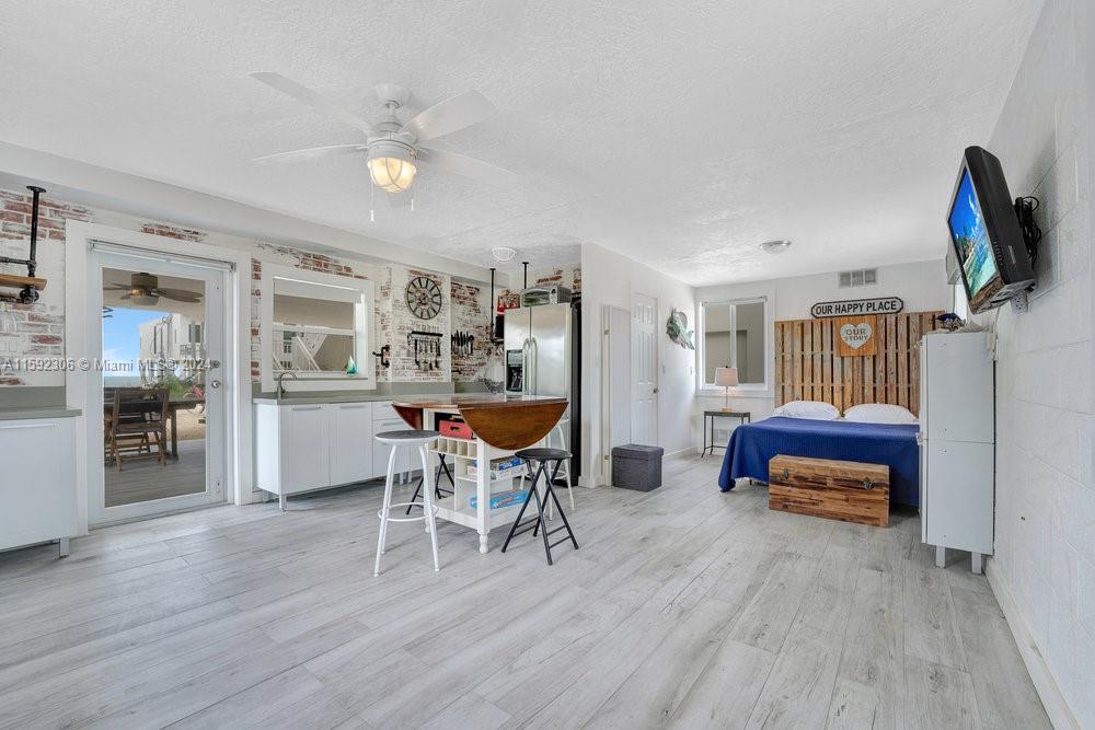 LARGO BEACH - Residential Lease