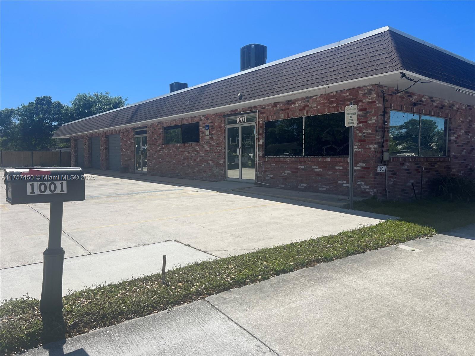 ON MIDWAY RD...TONS OF TRAFFIC GREAT BUILDING FOR LEASE!!LOTSOF ROOM 7 OFFICE TYPE SPACES 2 BATHROOMS,2 LARGE BAYS FOR WORK. LAST BUSINESS WAS MOTORCYCLE PARTS, WOULD BE GREAT FOR . BEAUTY SHOP, MEDICAL OFFICE, MEDICAL SUPPLIES, CAR MECHANIC., BIKE MECHANIC AND ANY RETAIL, COME AND SEE!!!
HERE IS 4000SF 21 PARKING SPOTS ON MAJOR RD CLOSE TO HWY 95 AND TURNPIKE.