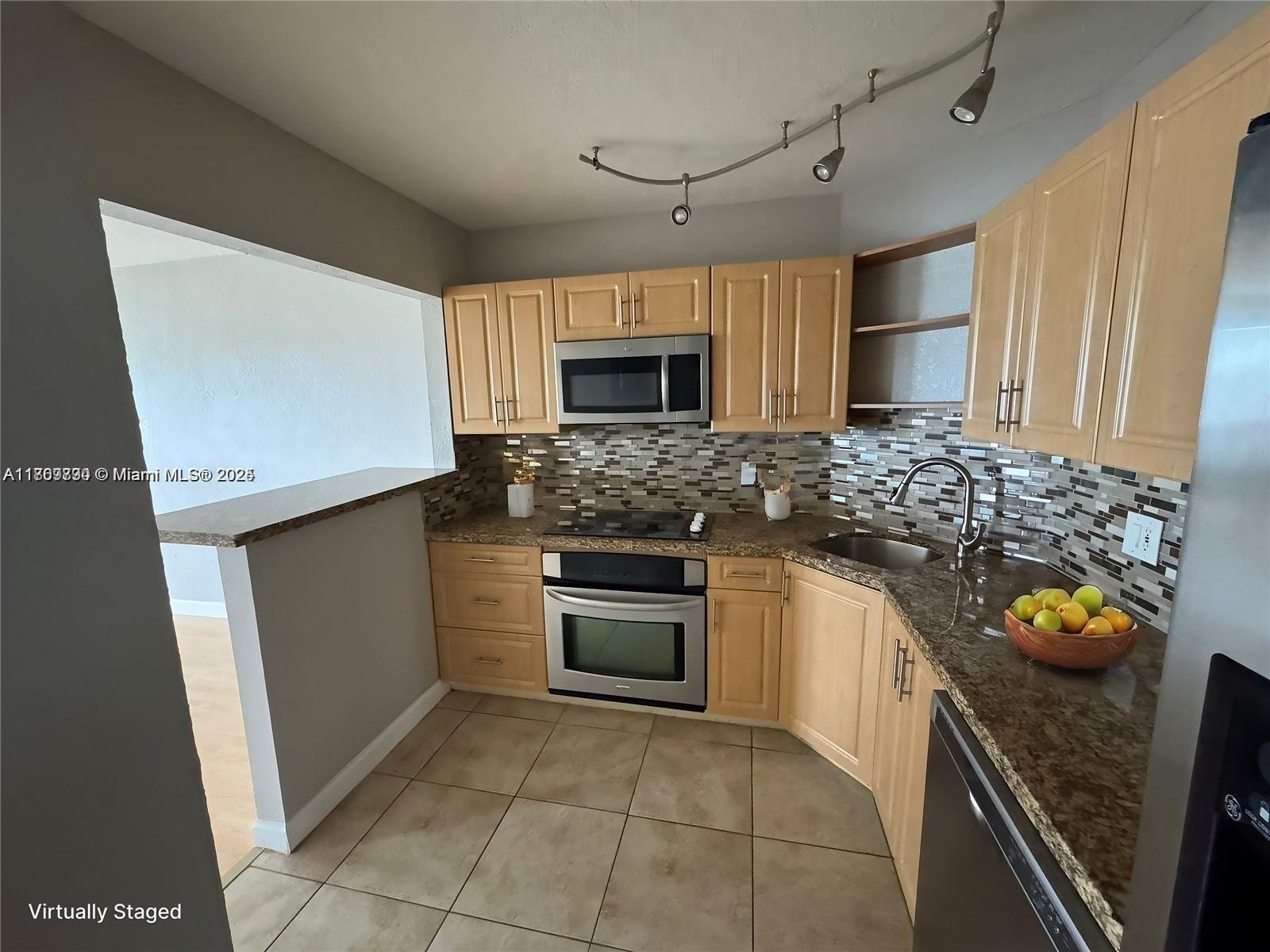 STUNNING UNIT LOCATED IN THE GARDEN LAKES OF INVERRARY COMMUNITY. THIS BEAUTIFUL, BRIGHT, AND SPACIOUS 2 BED / 1 BATH CONDO FEATURES A MODERN KITCHEN WITH STAINLESS STEEL APPLIANCES AND UPDATED BATHROOMS. ENJOY A PRIVATE BALCONY AND TWO GENEROUSLY SIZED BEDROOMS WITH LARGE CLOSETS.
COMMUNITY AMENITIES INCLUDE POOL, CLUBHOUSE, RESERVED AND GUEST PARKING, PLUS EASY ACCESS TO MAJOR HIGHWAYS – MAKING COMMUTING A BREEZE.
APPROVAL PROCESS IS VERY FAST, MAKING THIS AN IDEAL CHOICE FOR TENANTS LOOKING TO MOVE QUICKLY.
UNIT WILL BE AVAILABLE STARTING JANUARY 11, 2025. DON’T MISS THE OPPORTUNITY TO CALL THIS PEACEFUL LAKESIDE CONDO YOUR NEW HOME!