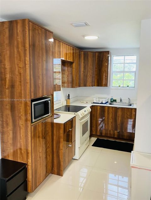 227 NW 34th St 3 Miami FL 33127