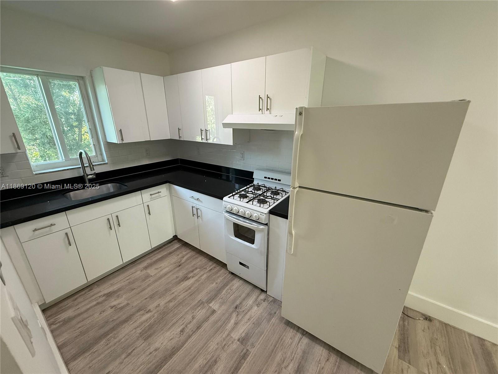 935 Jefferson Ave 11