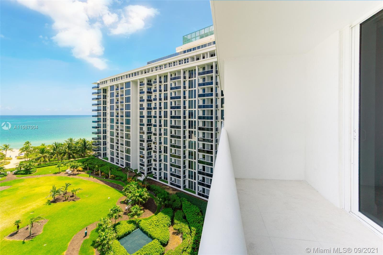 Beautiful two bed, two bath condo at Harbour House in Bal Harbour. Harbour House offers 24/7 valet and concierge services, a private beach club, beautiful pool and terraces and a terrace cafe as well as a full-service spa and gym. The building was fully renovated in 2019 and now reflects the international flair of the residents. An in-house café, market and management on site provide beach front living at its finest. The Bal Harbour Shops are 4 streets away with restaurants, art galleries and more.