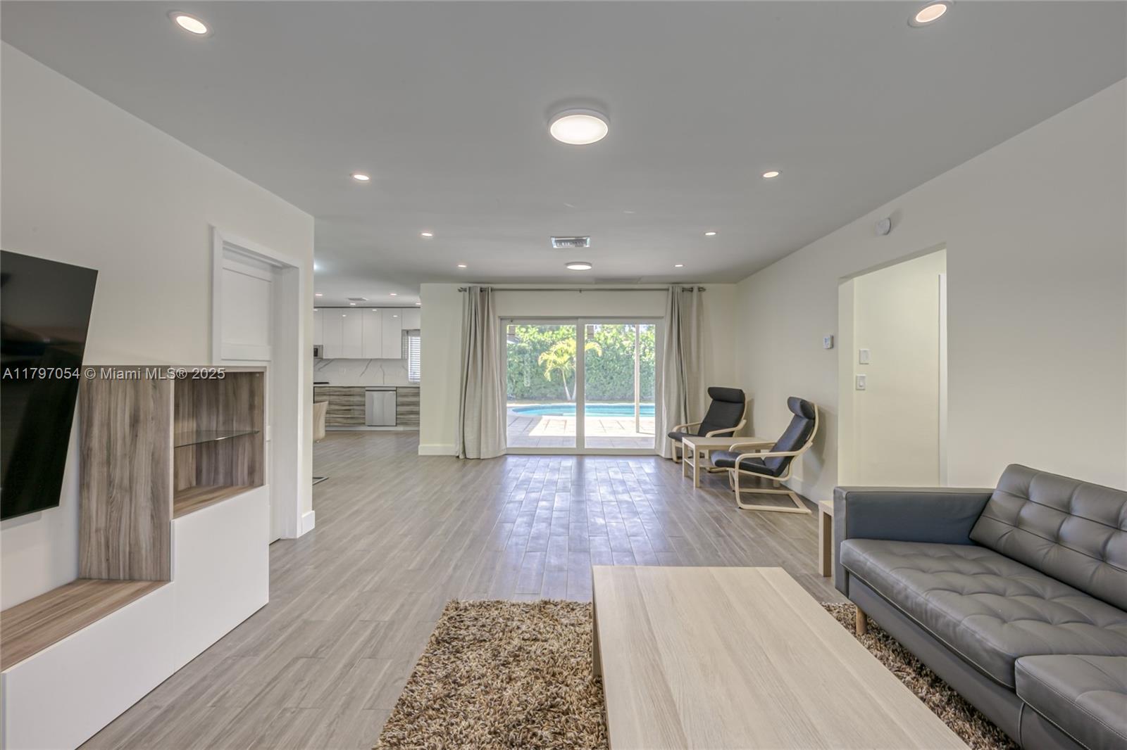 COUNTRY CLUB HOMES - Residential