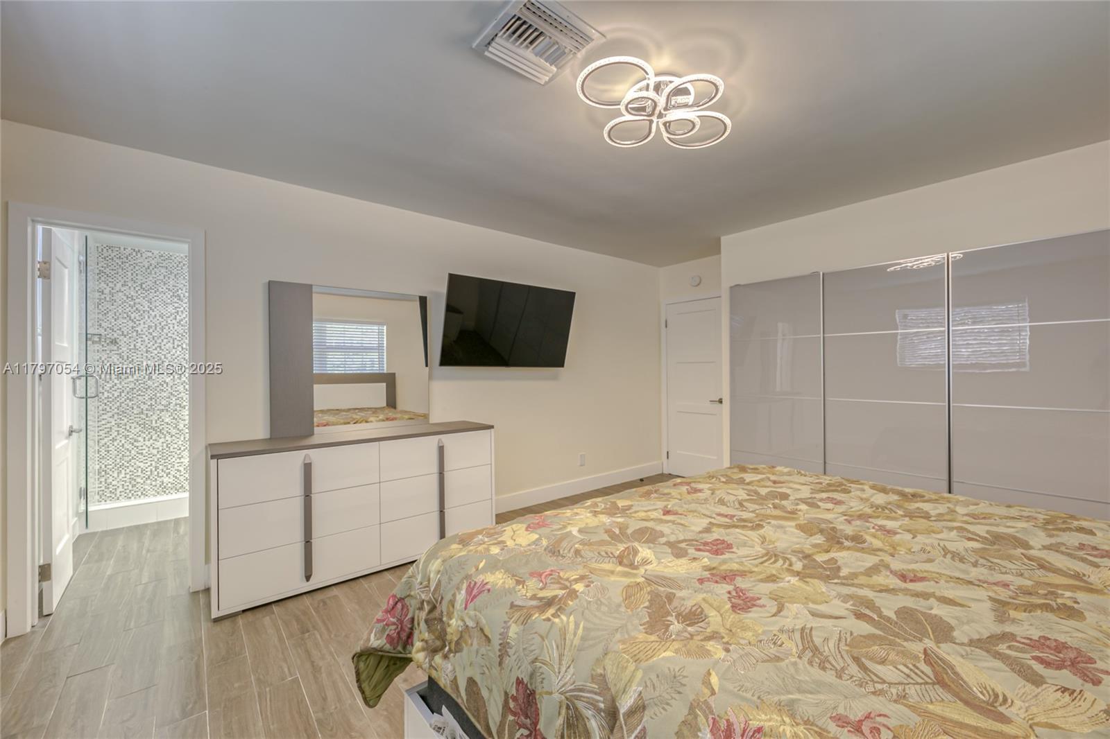 COUNTRY CLUB HOMES - Residential