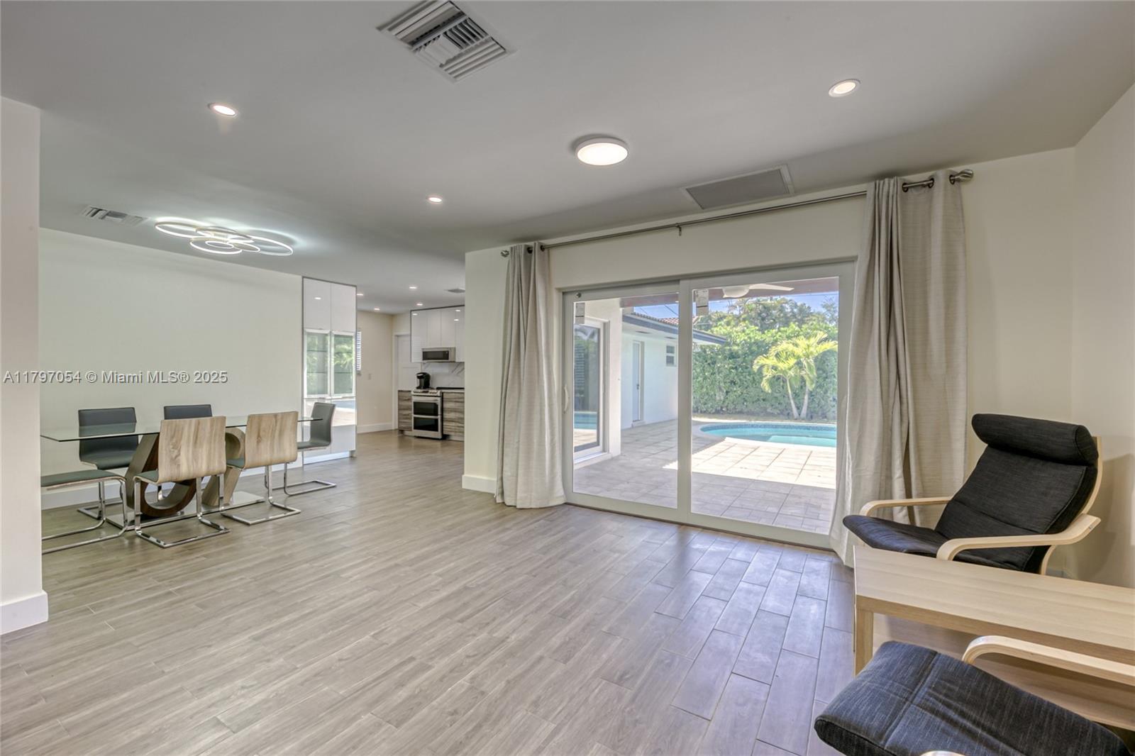 COUNTRY CLUB HOMES - Residential