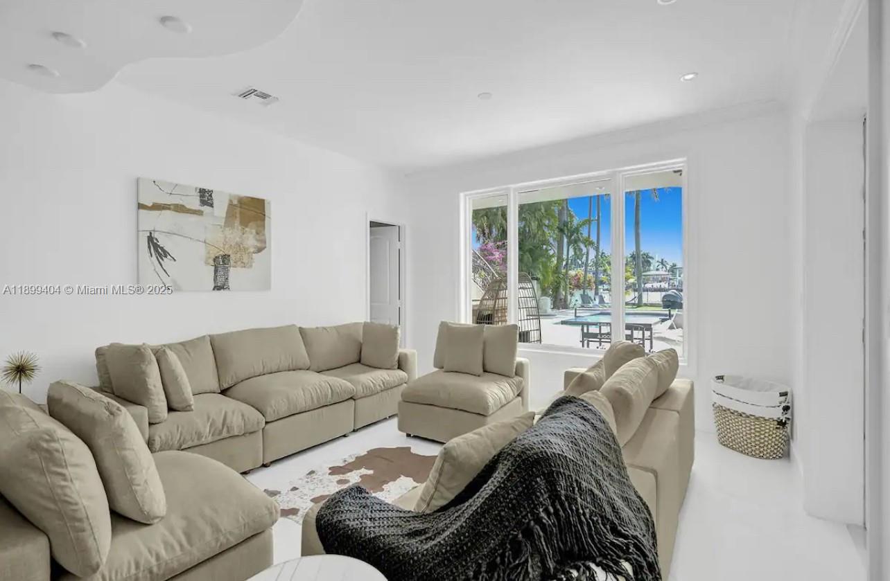 HOLLYWOOD LAKES SECTION - Residential