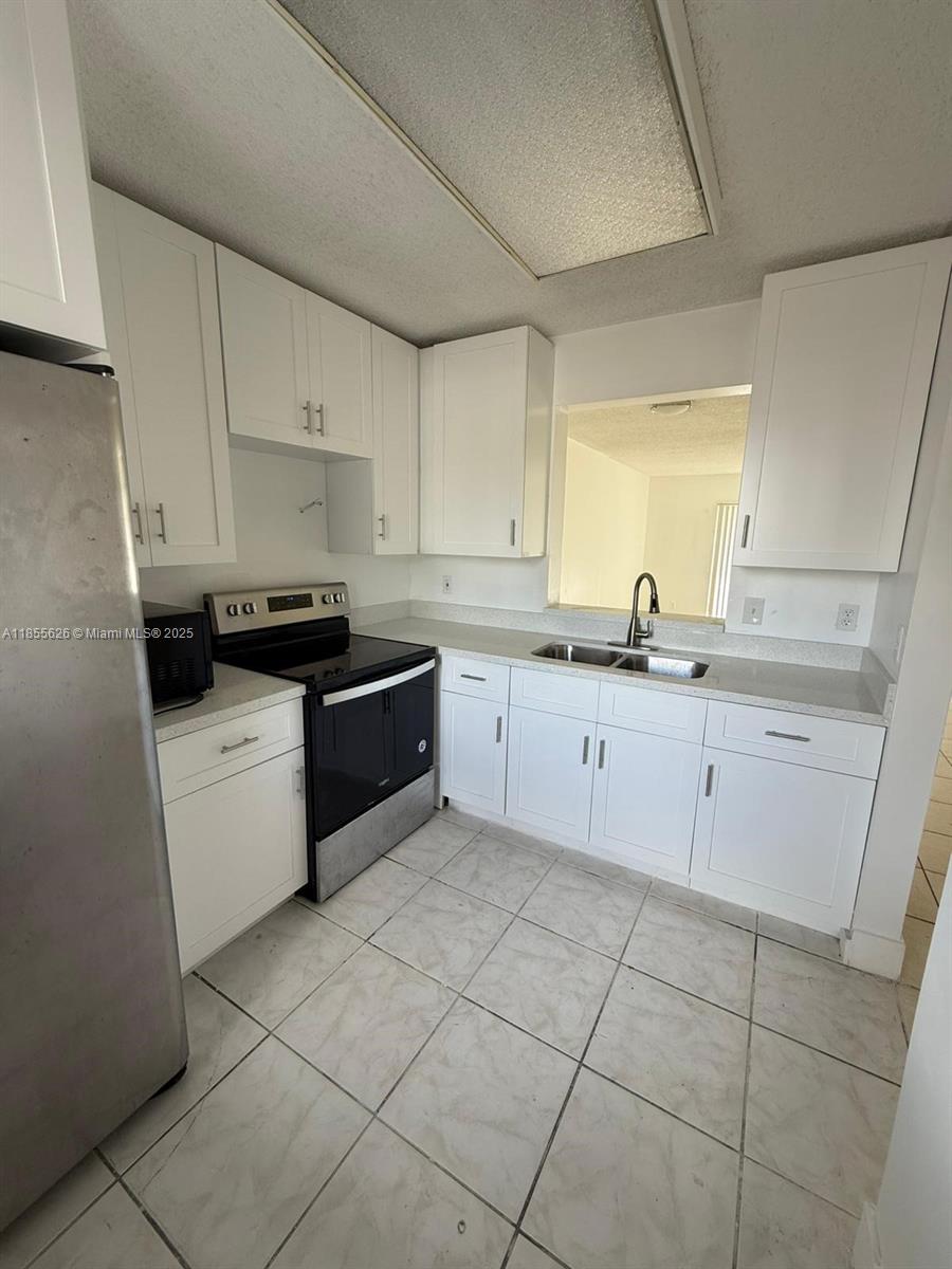 Great opportunity for investor! Beautiful unit in first floor 2 bedrooms, 2 bathrooms, ceramic tile floor. Gated community with 24 hours security service. Centrally located close to schools, shopping centers, major roadways and public transportation. **Unit bulk condo portfolio sale