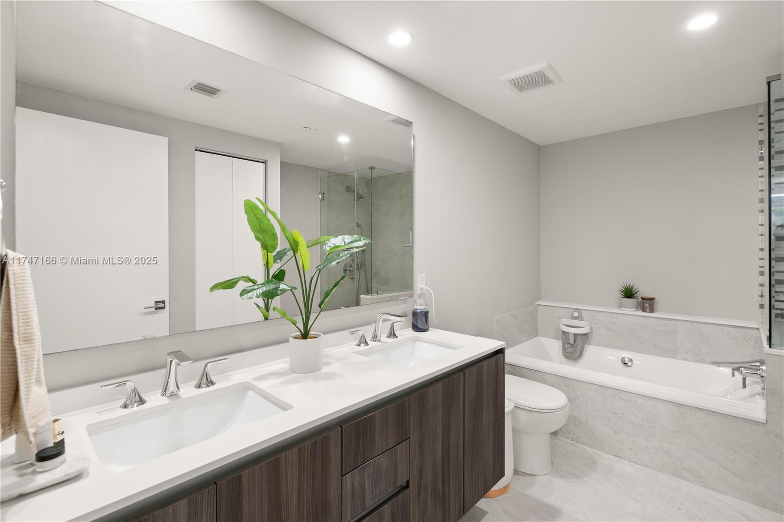 ARIA ON THE BAY CONDO - Residential