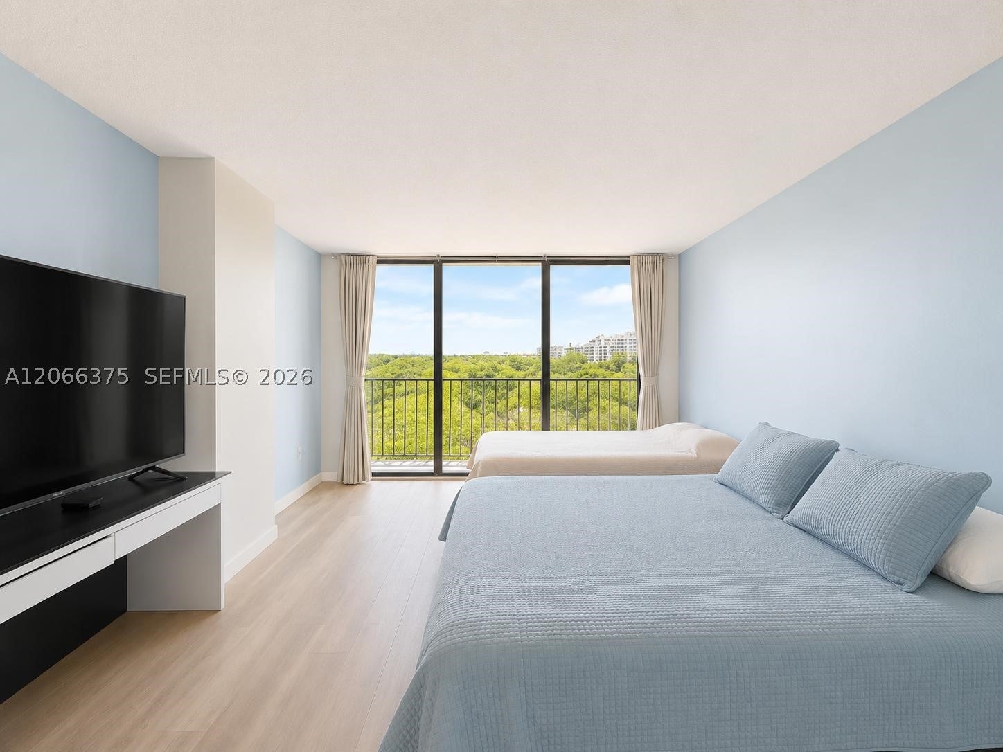 200 Leslie Dr 727
