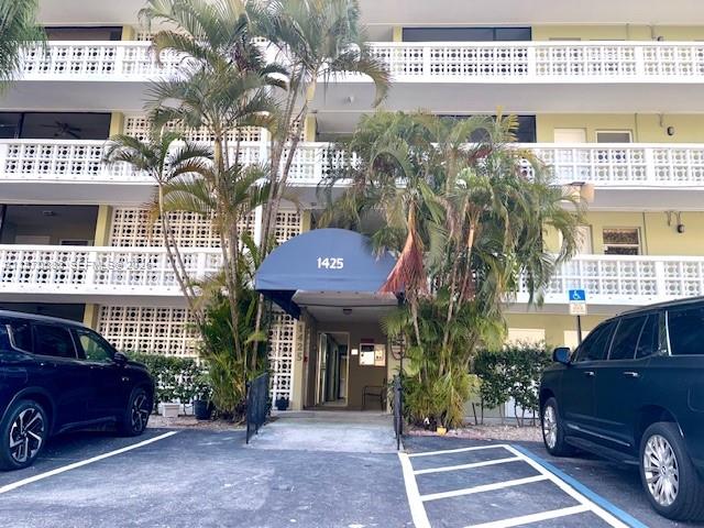 SANTA MONICA CONDOMINIUM - Residential