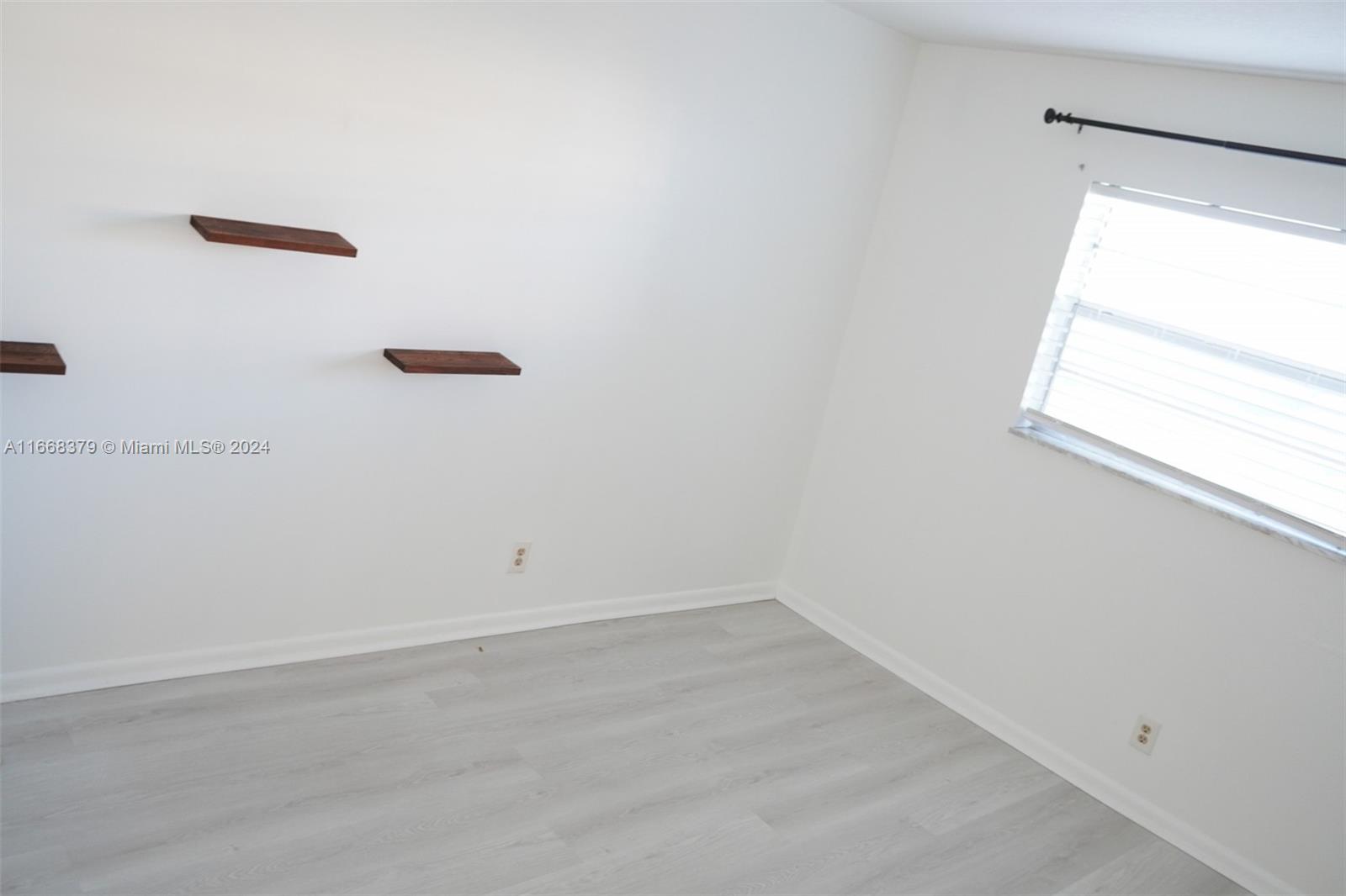 ARROWHEAD CONDO NO VII - Residential