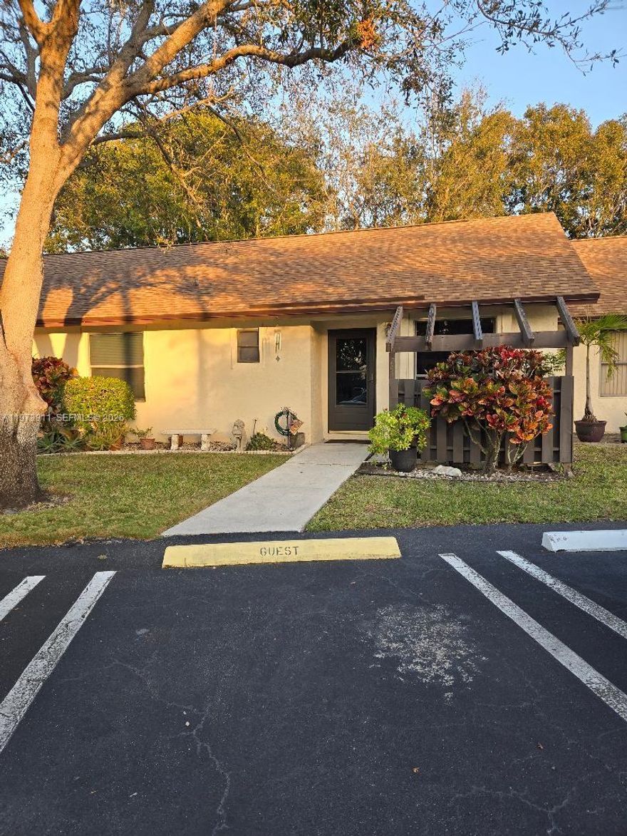 READY TO SELL! 2/2 Villa with an additional screened enclosed lanai for additional living space. Full size washer and dryer and assigned parking in front of unit with guest parking available. New roof installed in 2025.
Unit is priced to sell and owner is motivated.  Villas are gated and are located near I 95, airport, West Palm Beach, Delray and Boynton beach beaches. Great location! laminate floors on main living area, tiled bathrooms and carpeted bedrooms.  Cathedral ceilings and picture window by kitchen area. Community has tennis courts, heated pool and BBQ area overlooking pond.  Lots of green area.
