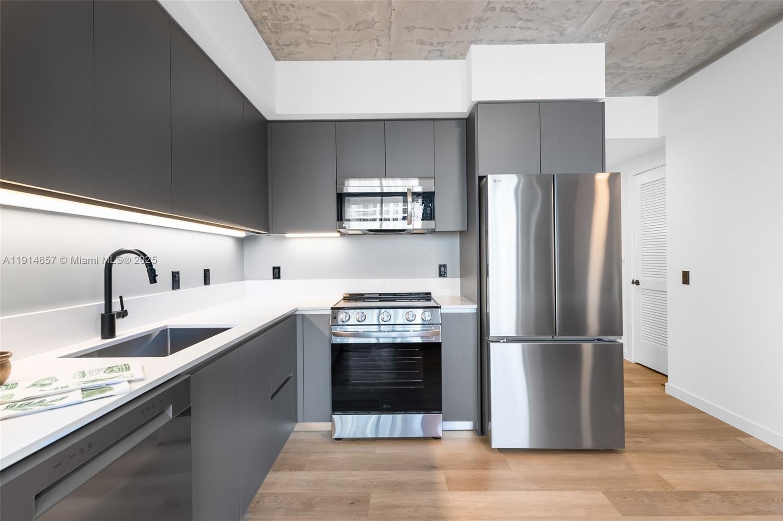 FT LAUDERDALE B-40 - Residential Lease