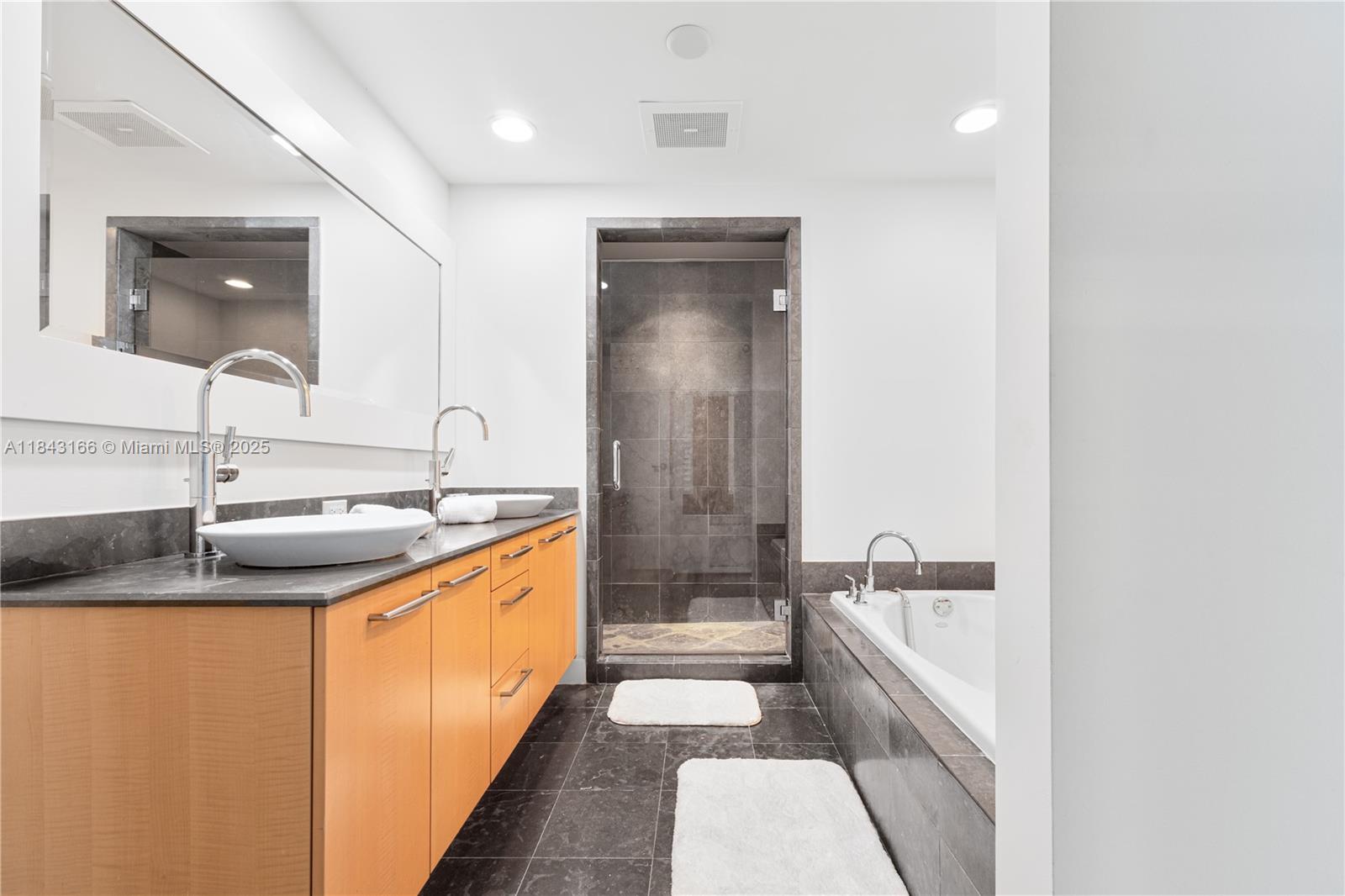 MOSAIC ON MIAMI BEACH CON - Residential Lease